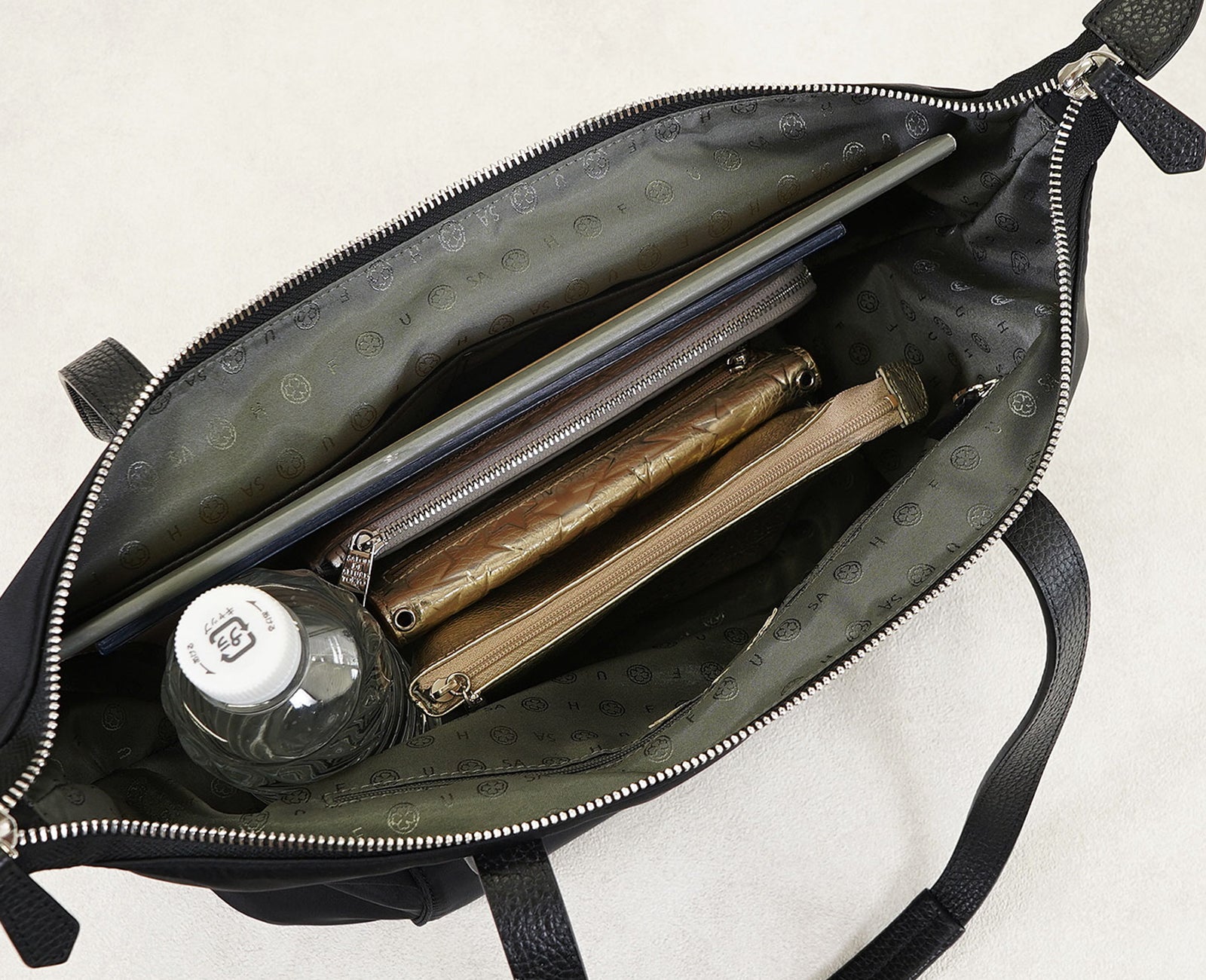 A4サイズのノートや500mlペットボトルもスマートに収納。日常から出張まで活躍する、ゆとりあるサイズ感。