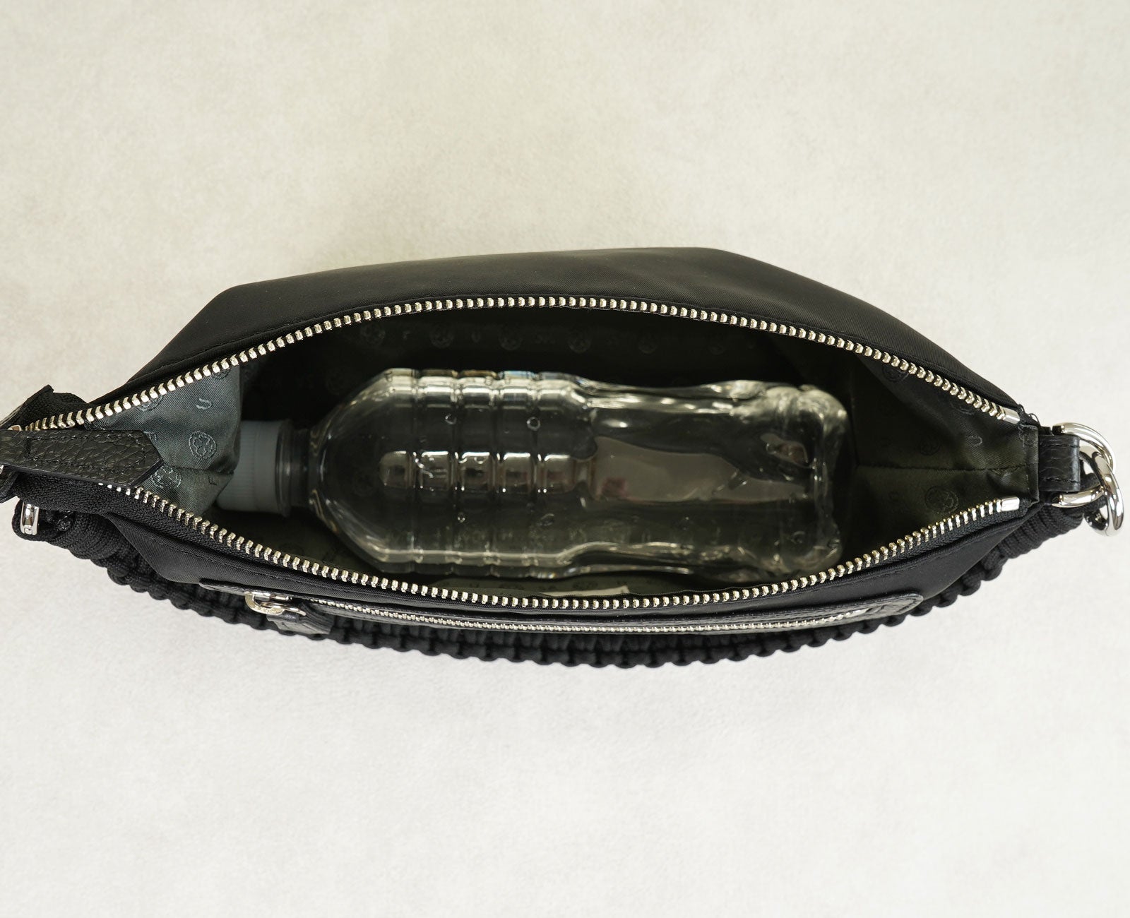 500mlのペットボトルも横向きにすっきり収まります。コンパクトな佇まいに、日常にうれしい実用性を備えています。