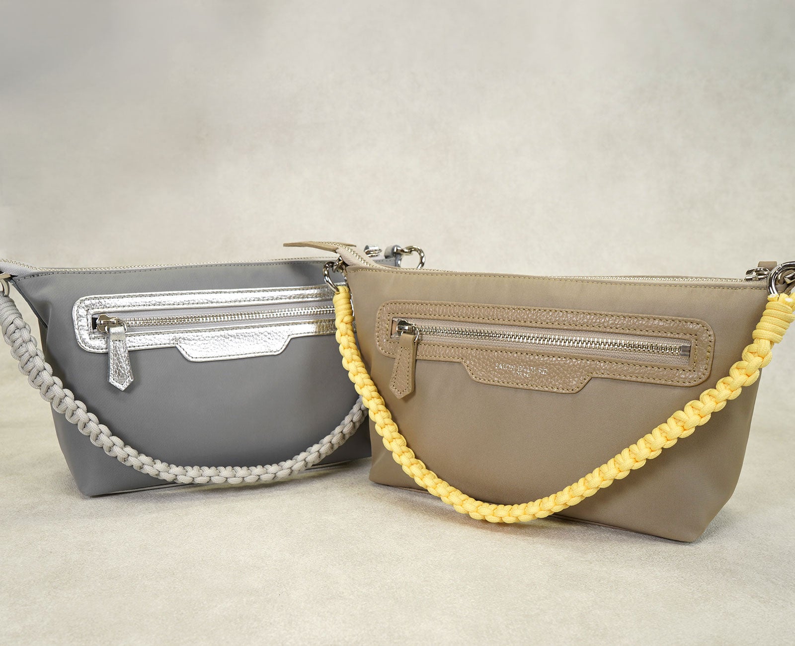 ベージュには、イエローのコードハンドルを合わせたバイカラーに。大人の装いにさりげない遊び心と、軽やかな彩りをプラスしています。