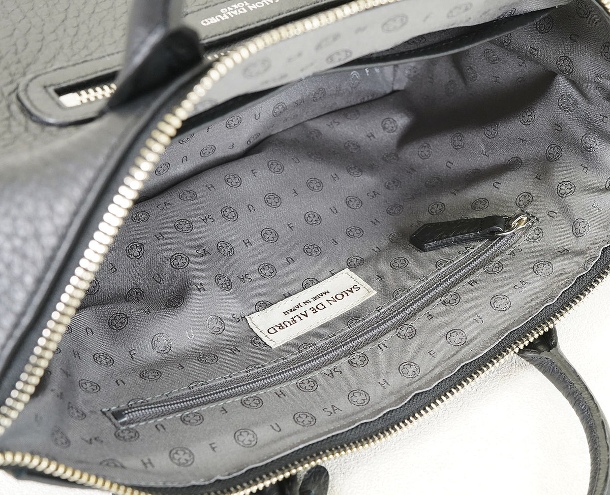 バッグを開けるたび、心に幸せの予感を。四つ葉のクローバーをあしらった、特別なオリジナル裏地。