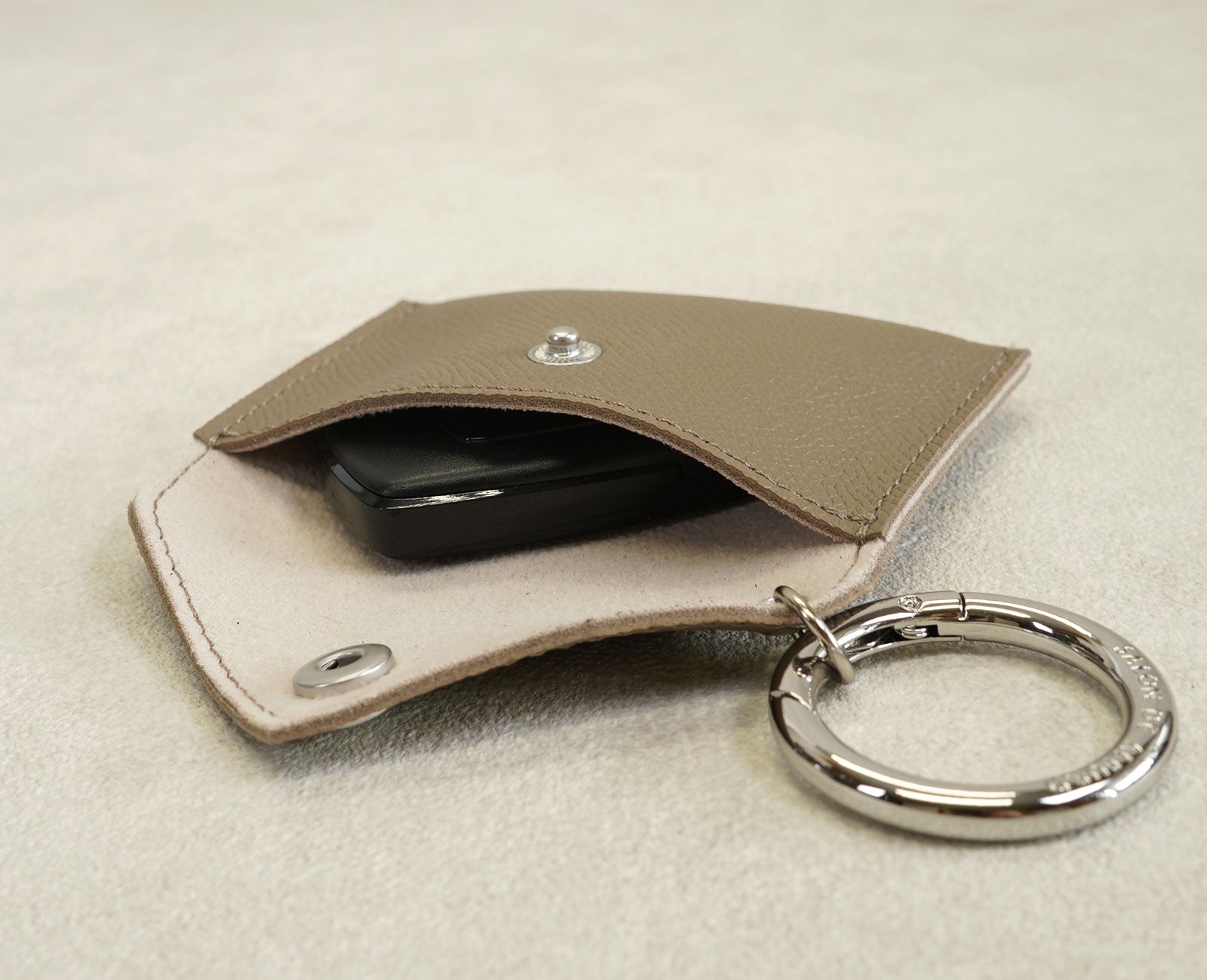スマートキーもすっぽり収納できます。