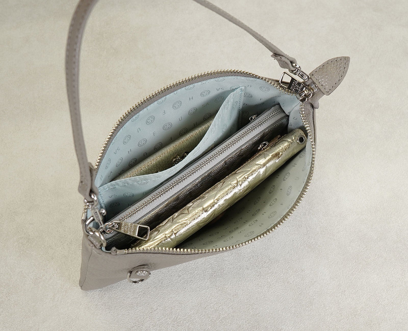 長財布、スマートフォン、キーケースなど、毎日に必要なものが美しく収まる収納力。