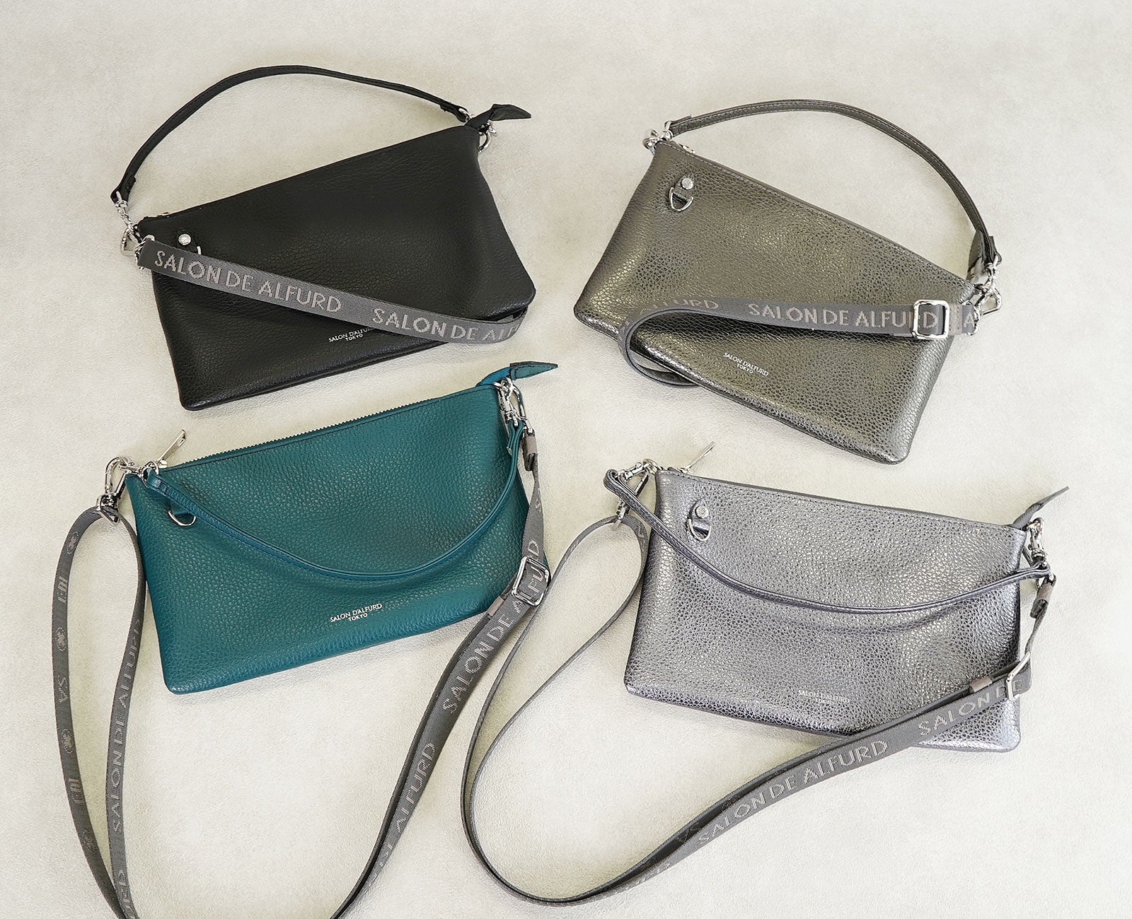 本体カラーに合わせてセレクトした、チャコールショルダーの4カラー。
落ち着いたコントラストが、バッグの表情をより引き立てます。