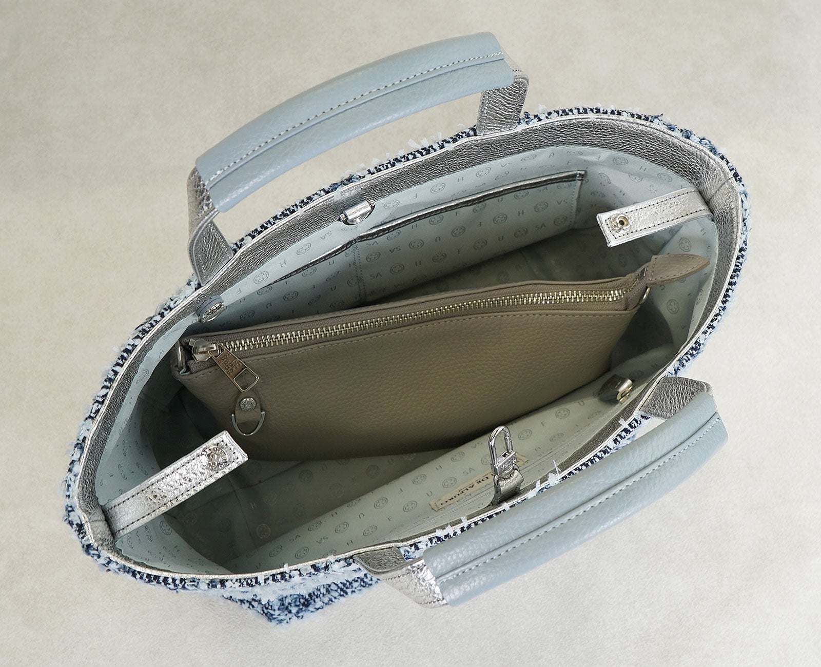 お気に入りのバッグの中でも美しく佇む。収納力とデザイン性を兼ね備えたバッグインバッグとして活躍します。