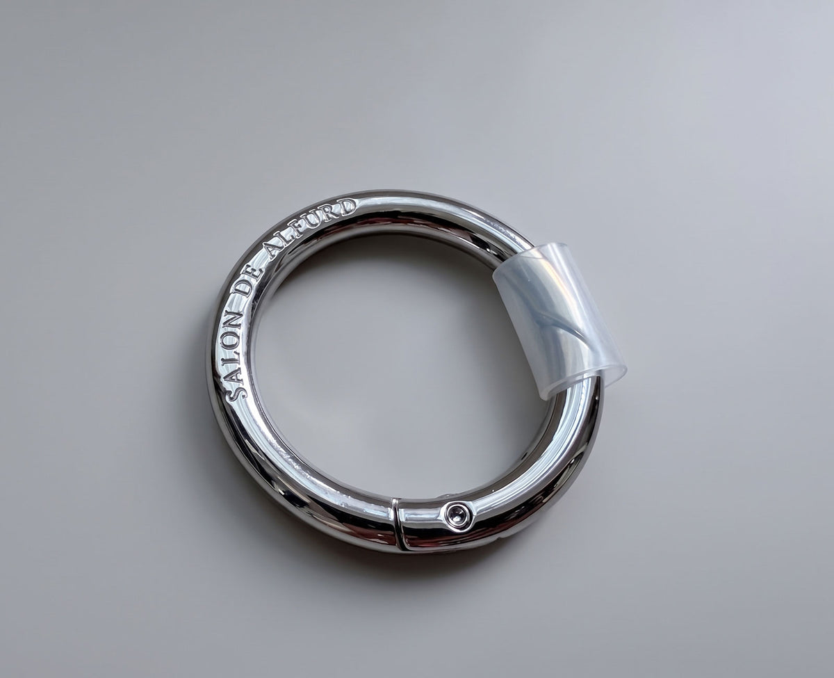 ブランドロゴを刻印したオリジナルリング。リングが外れにくいよう、ゴム製のストッパーを備えています。