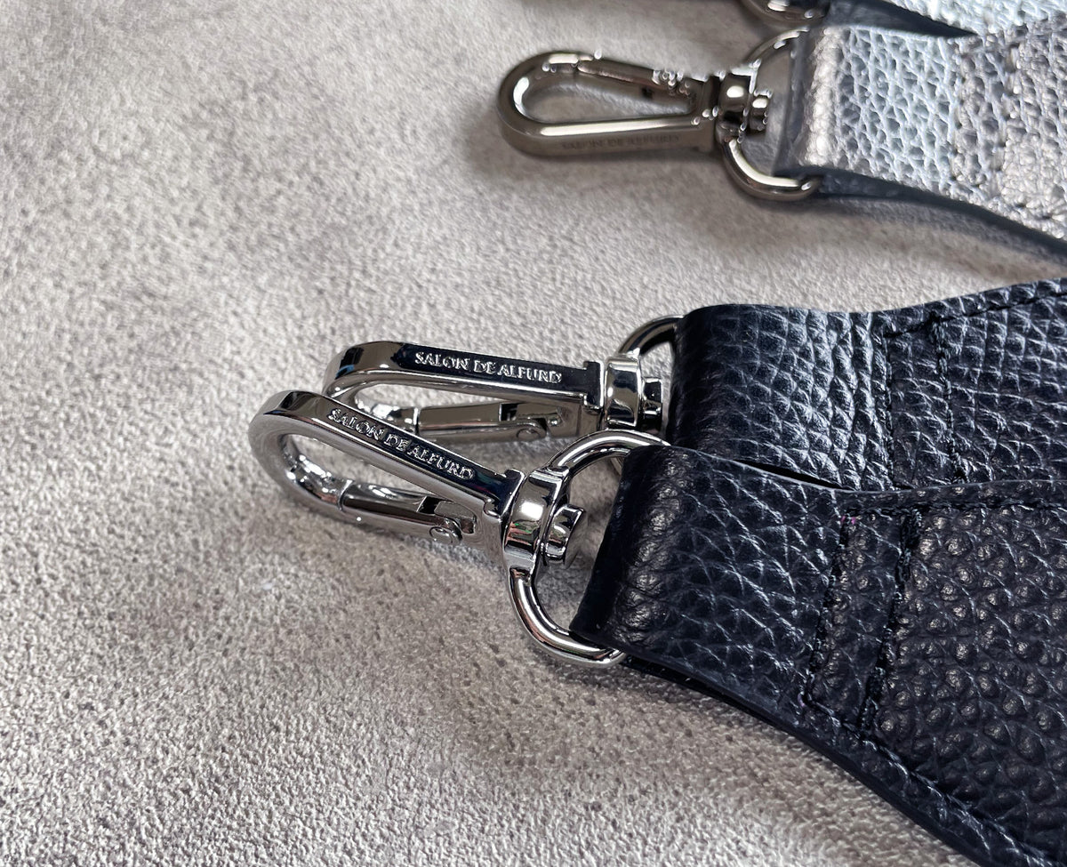 ブランド刻印が施された、シルバーに煌めく金具。