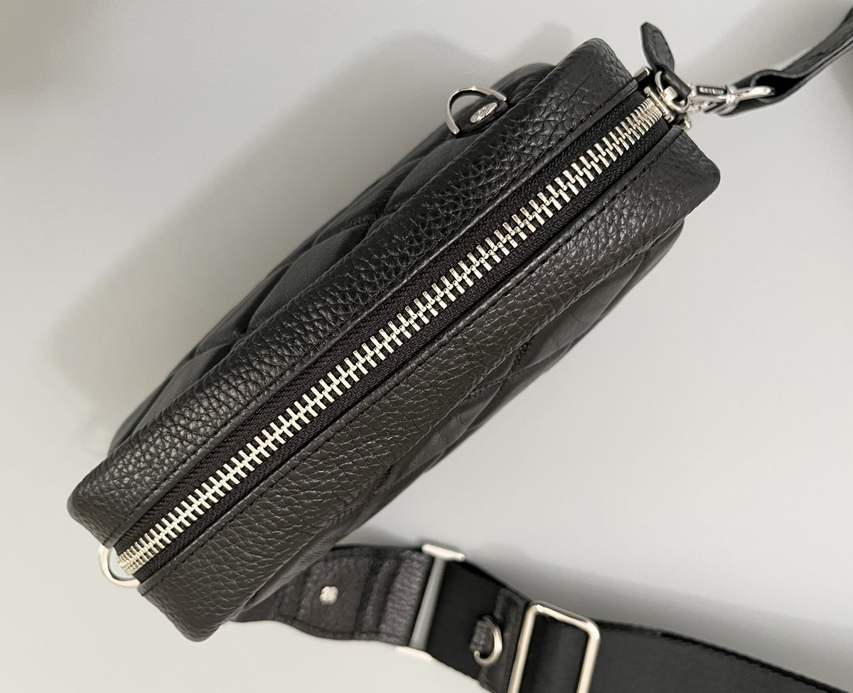 ファスナー開閉仕様で、中身が見えにくく、荷物の出し入れもスムーズ。使いやすさに配慮した設計です。