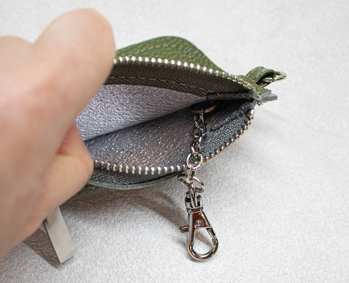 ポーチの内側には、チェーン付きのフック金具を備えました。鍵などを取り付けられ、チェーンにつないだまま収納できます。必要なときにはサッと引き出して使える、便利な仕様です。