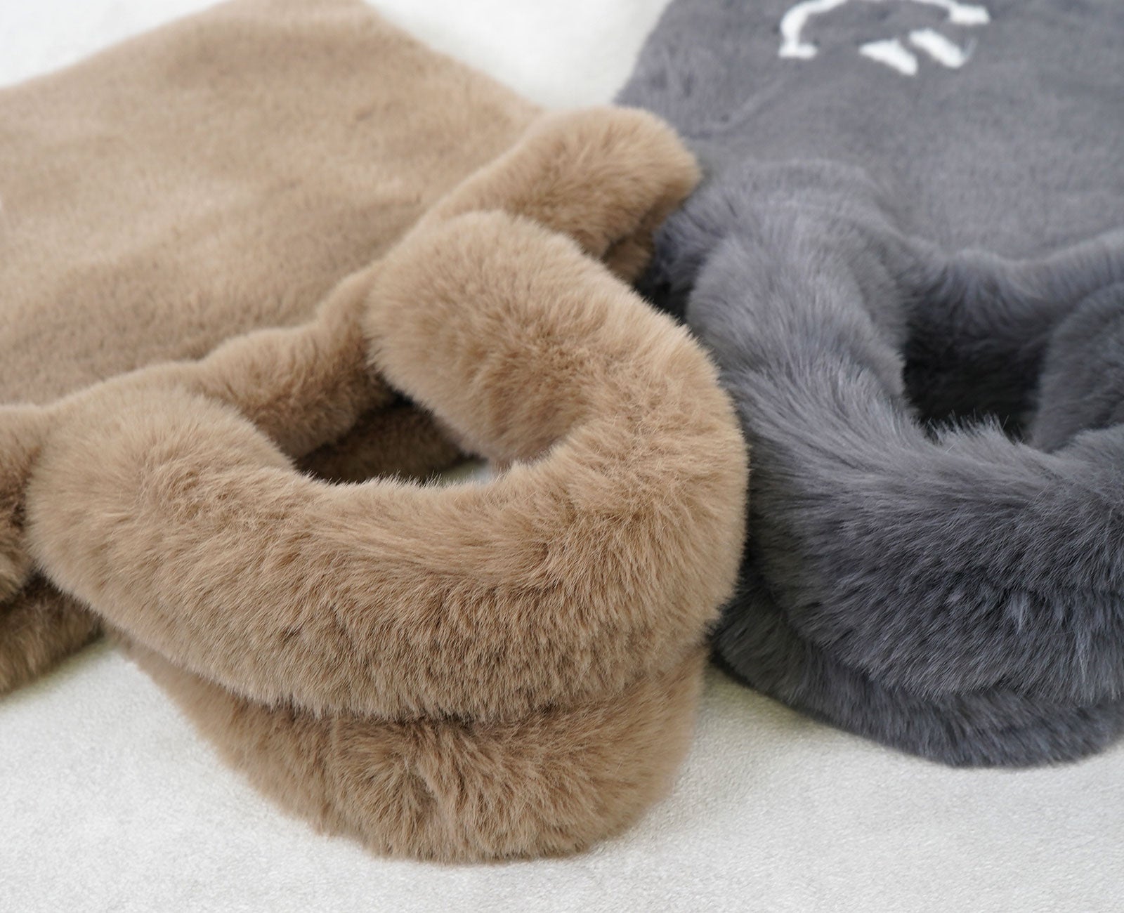 ふんわりとしたエコファーで仕立てたハンドルは、触れるたびに優しく心まで満たされるような心地よさ