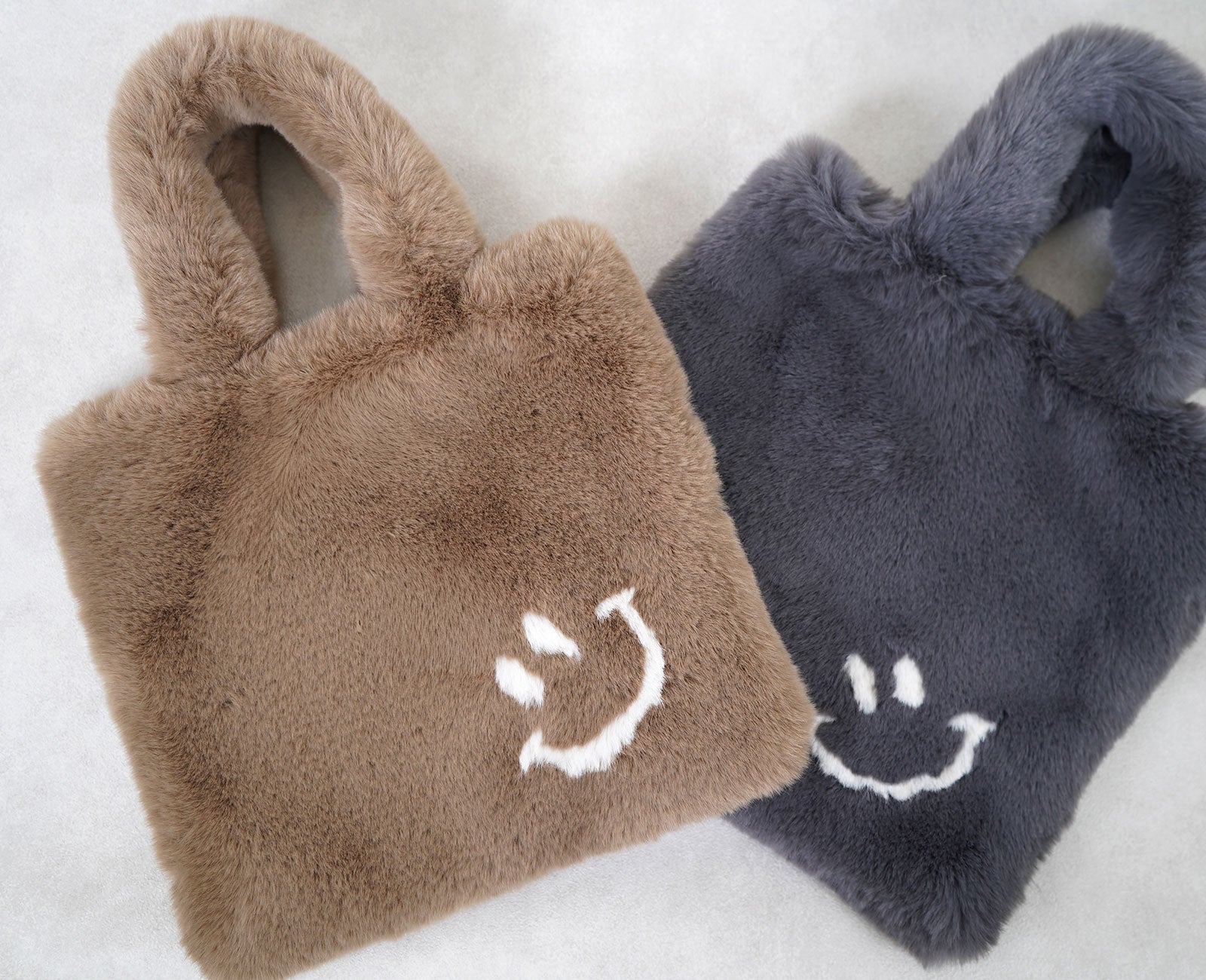 大人の冬コーデに上質な可愛らしさを添える、エコファートート