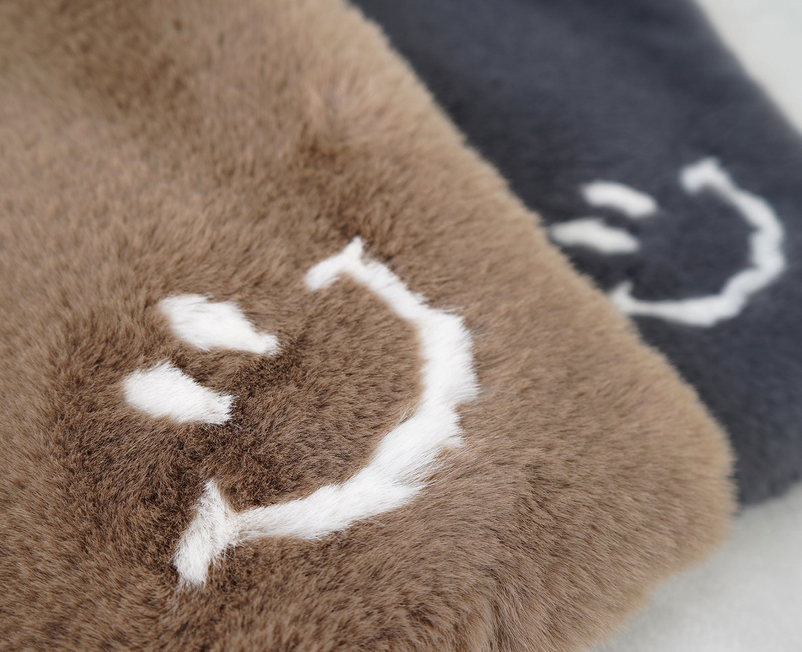 目と口だけをさりげなくあしらったスマイリーフェイスが、リッチなデザインの中に愛らしさと遊び心を添えて