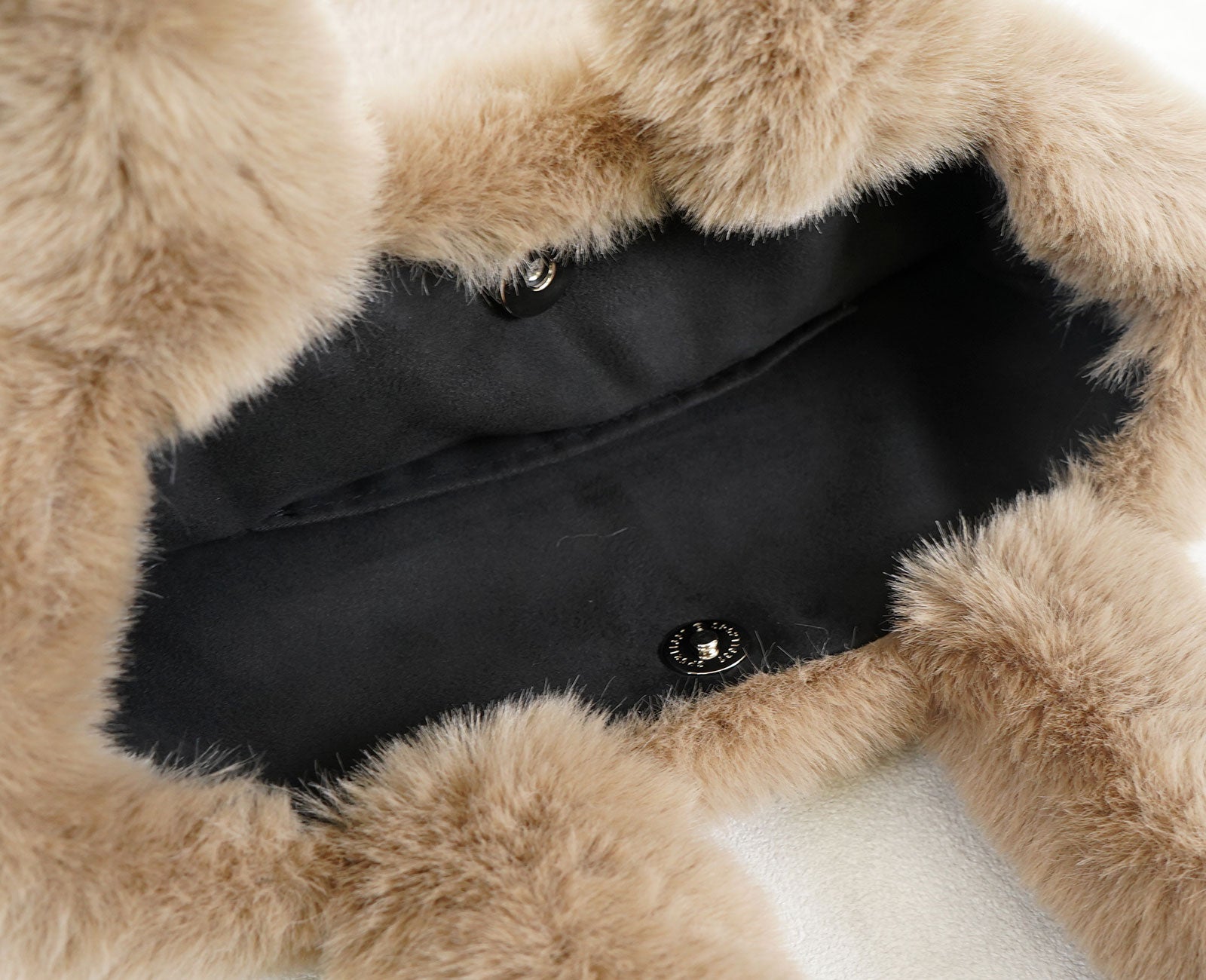 間口はマグネットで留められるので、大切な荷物も安心して持ち運べます