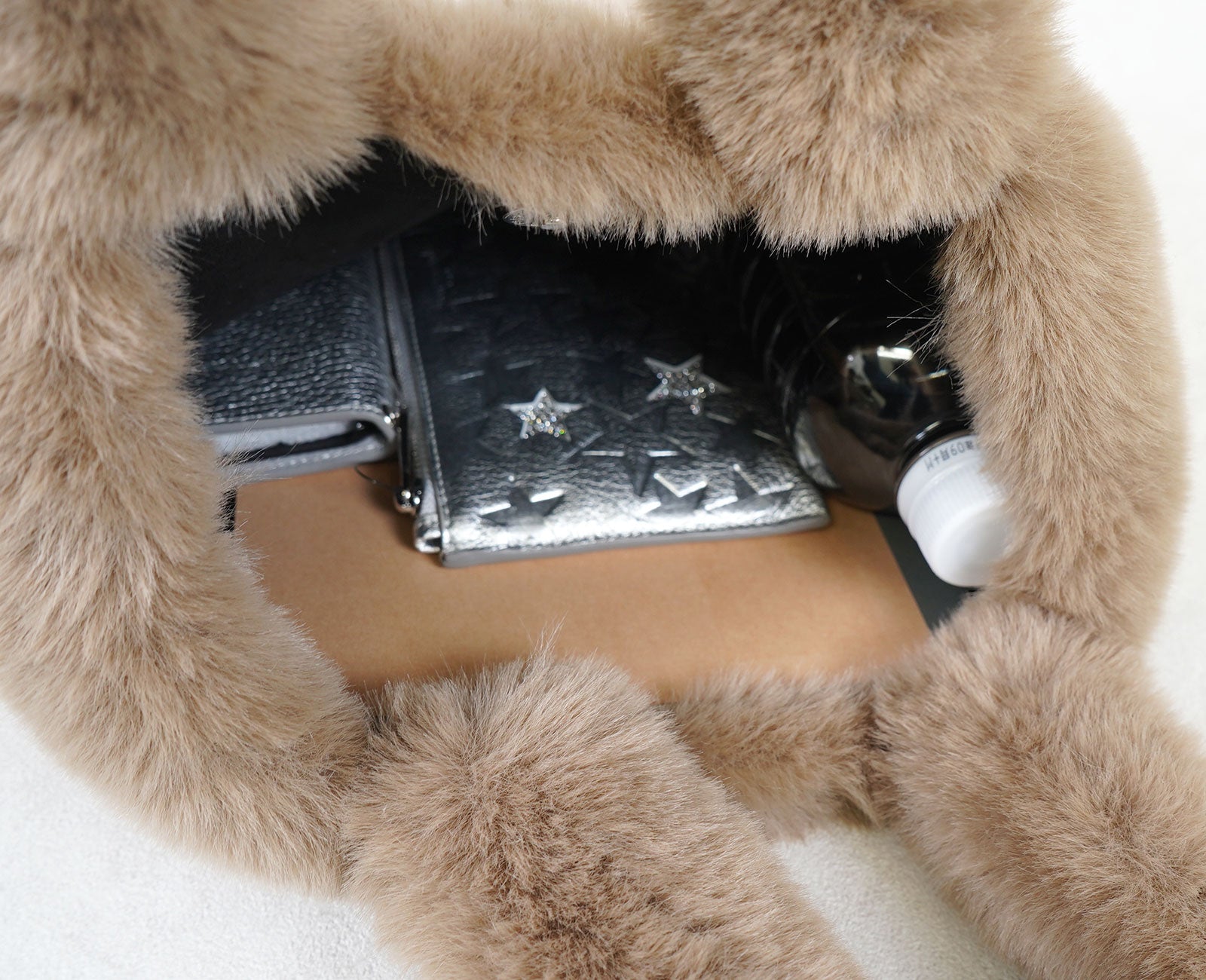 500mlペットボトルや長財布、Ｂ5ノートもすっきり収まるサイズ感