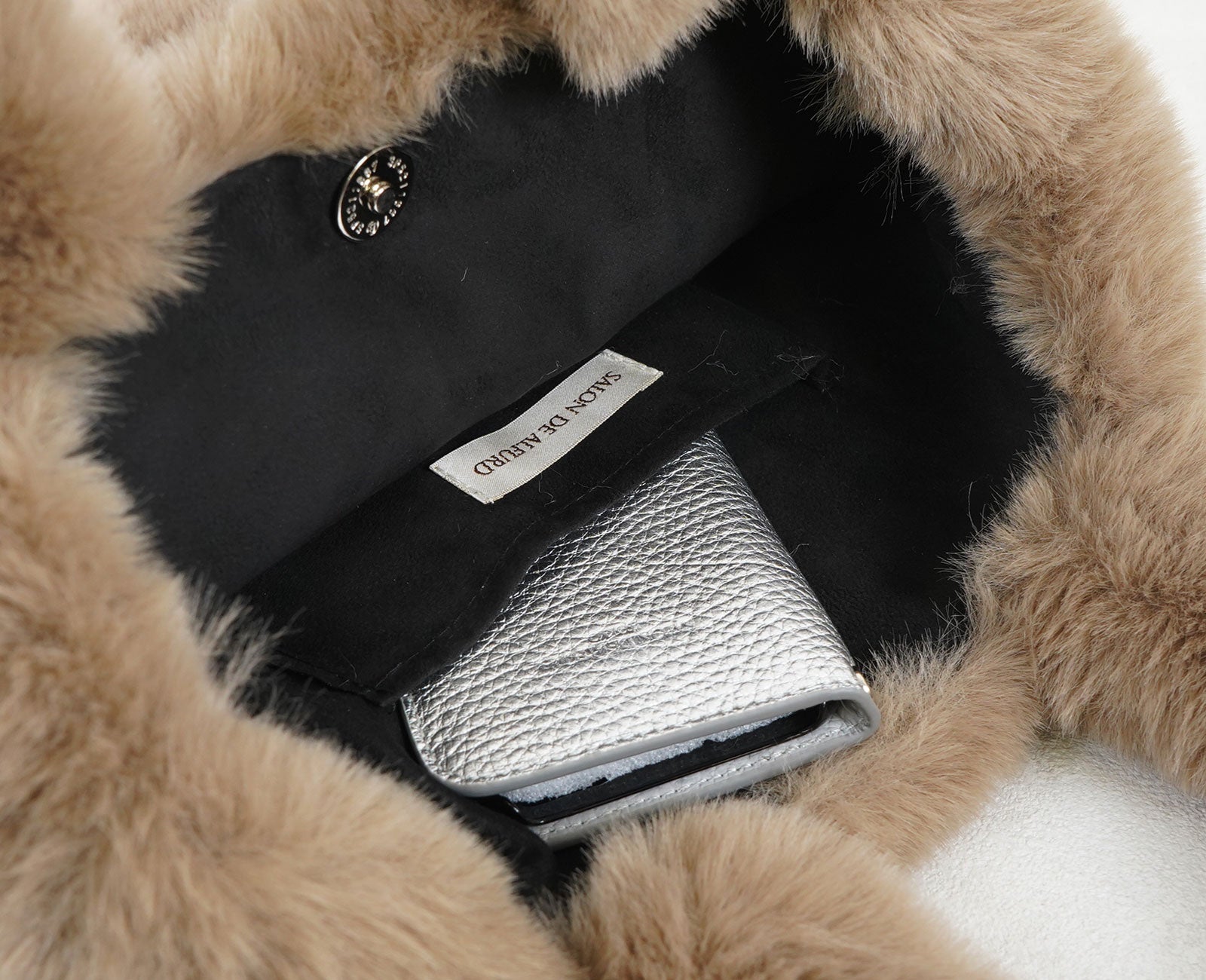 小物の整理に便利な内ポケット付き