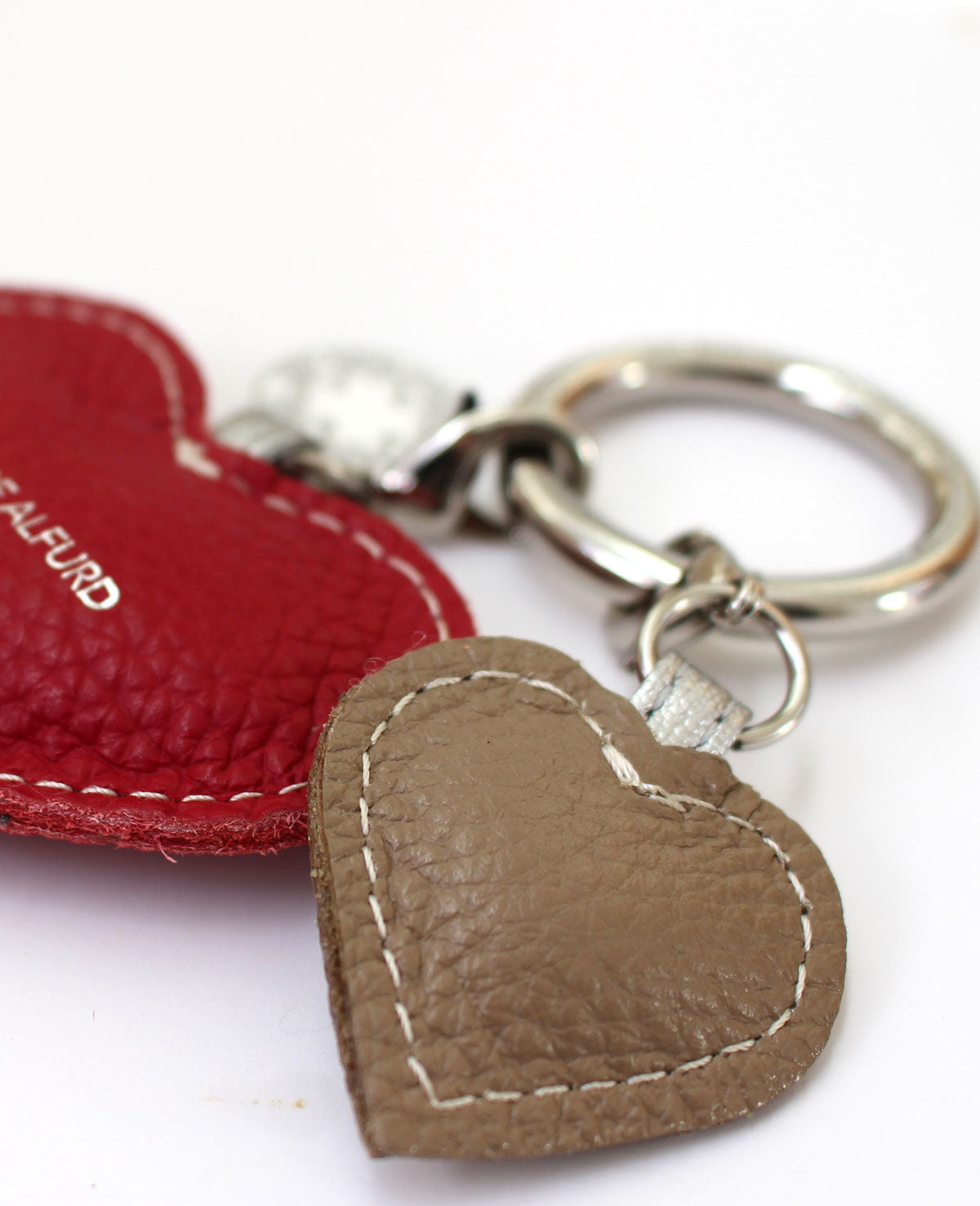 大きさの異なる2つのハートは「寄り添う愛情」を表現