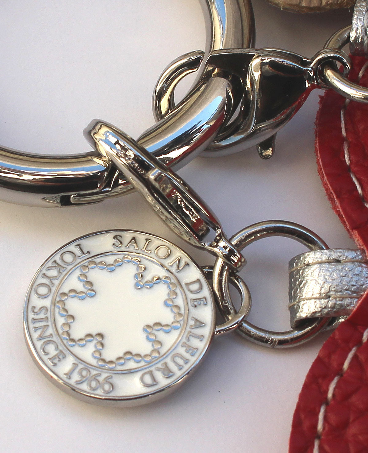 幸運のシンボルともされる四つ葉のクローバーのチャーム