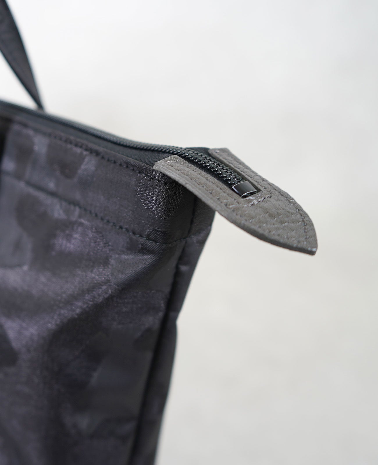 ディテールにも上質なイタリア製レザーを採用