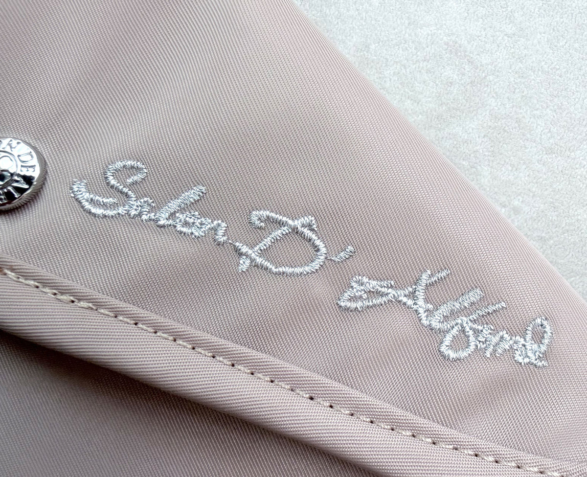 「Salon d'Alfurd」のロゴ刺繍を、さりげなくあしらいました。