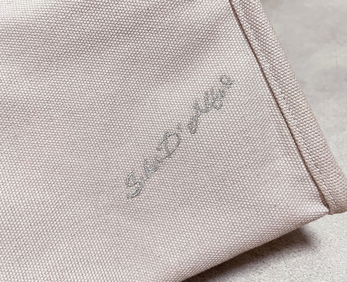 「Salon D'Alfurd」のロゴ刺繍を、さりげなくあしらいました。