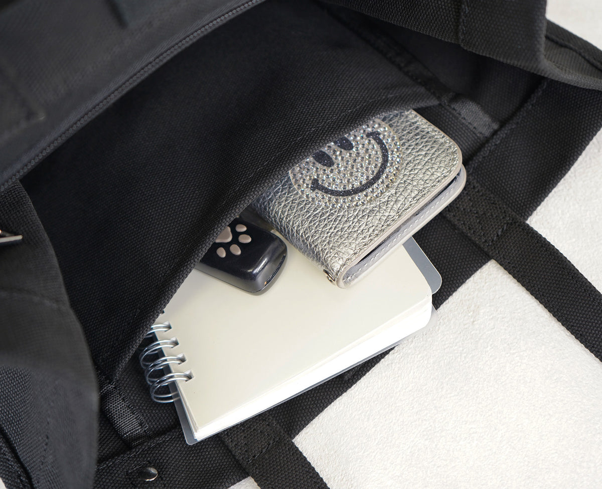 反対側にはオープンポケットも。スマホや鍵など、よく使う小物をスマートに収納できます。