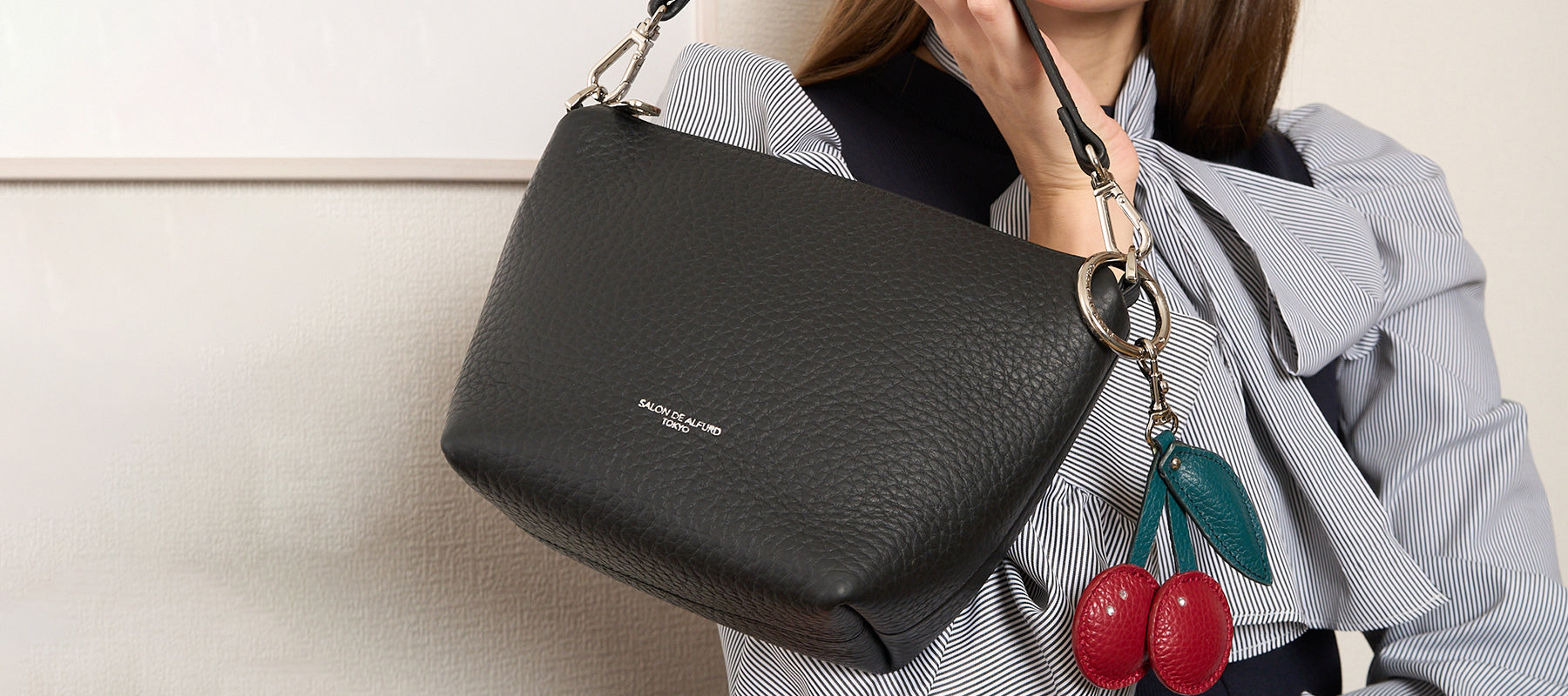 サロンドアルファード ハンド バッグ 本革 レザー 黒 ブラック 日本製 サロンドアルファード ハンド バッグ 本革 レザー 黒 ブラック