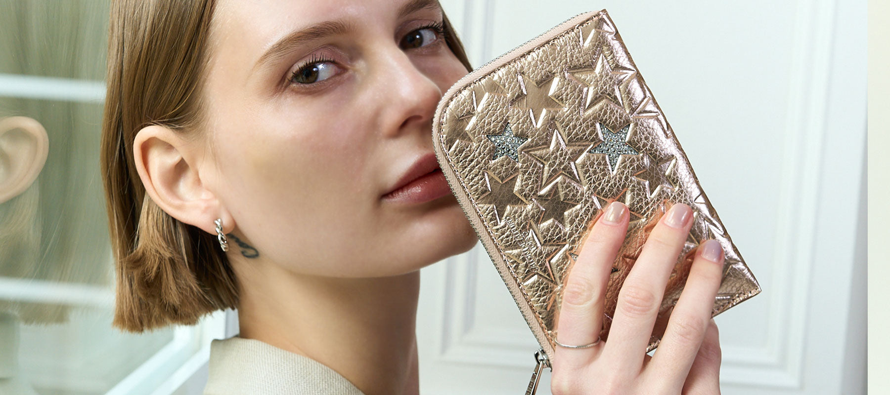 サロンドアルファード 東京広尾発アイコニックなスマイルマークの