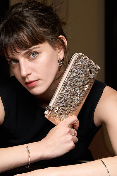 サロンドアルファード 東京広尾発アイコニックなスマイルマークの