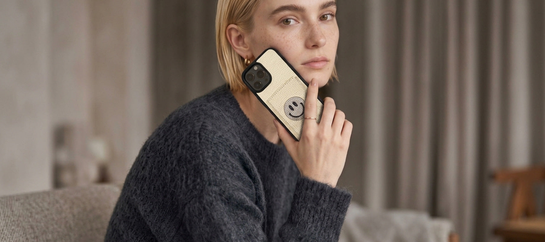 SALON DE ALFURD スマイリーフェイス 手帳型ケース ブラウン サロンドアルファード 東京広尾発アイコニックなスマイルマークの