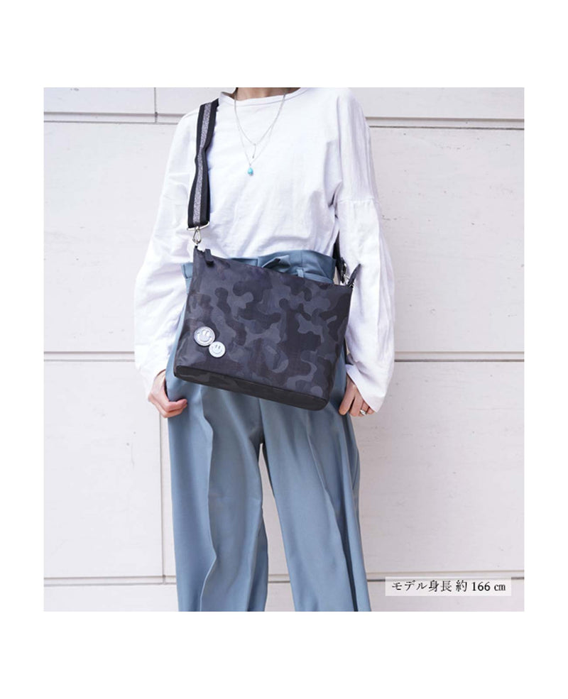 1622-02 [OUTLET]   スマイル グリッター カモフラ ホリゾンタルポシェット Mサイズ