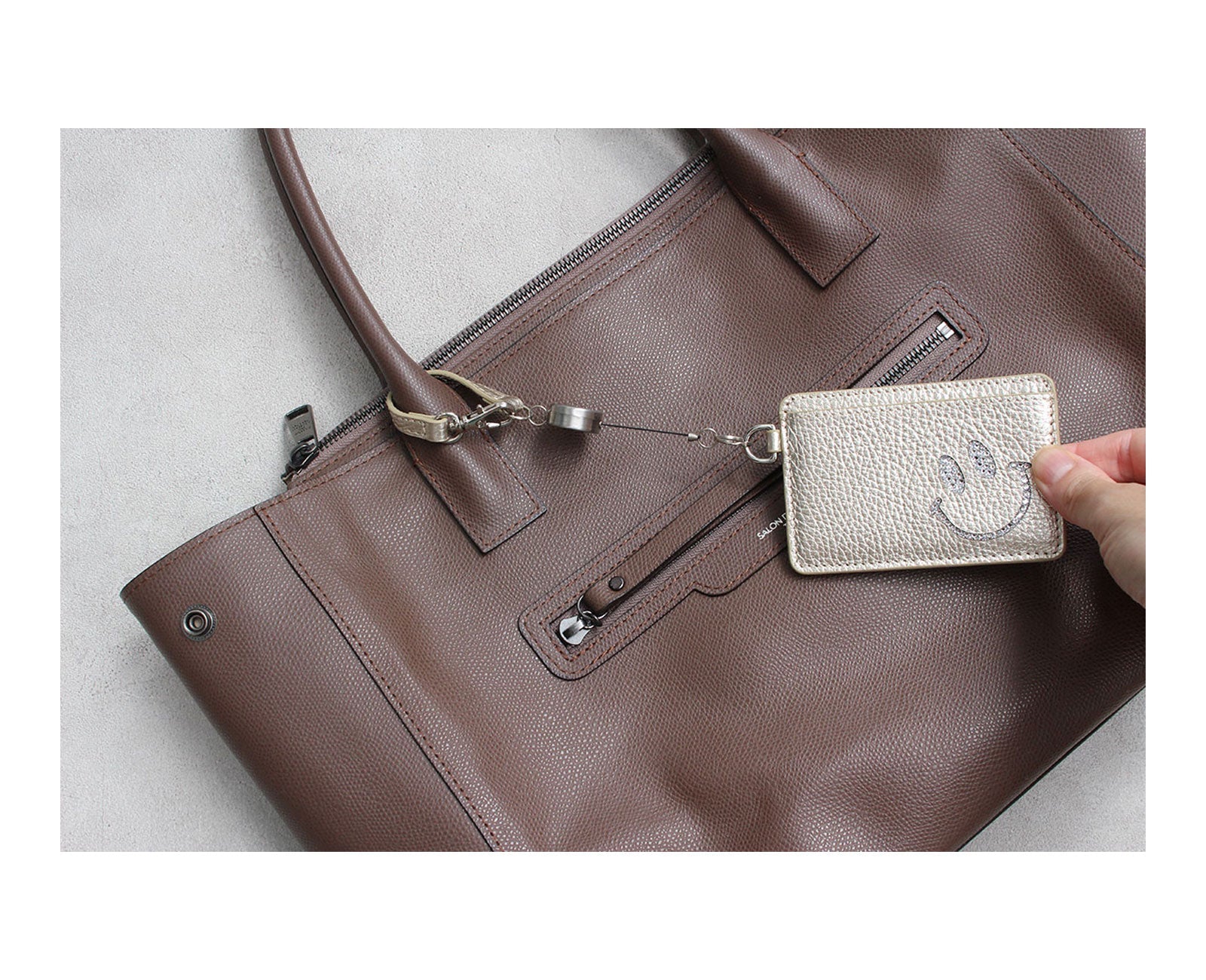 10%off [OUTLET]  スマイル リール付きパスケース 1658-02