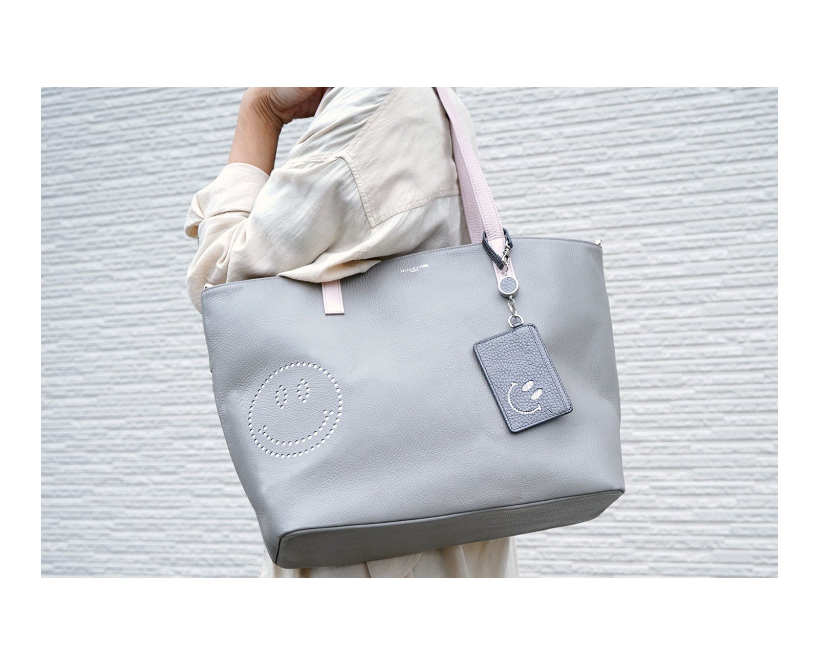 10%off [OUTLET]  スマイル リール付きパスケース 1658-02