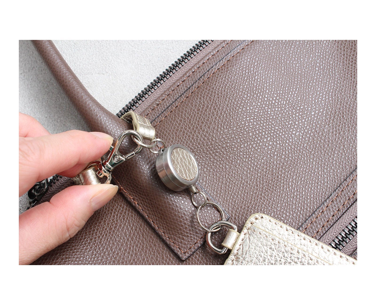 10%off [OUTLET]  スマイル リール付きパスケース 1658-02